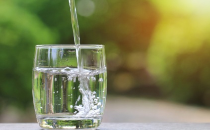 ماذا تعرف عن الماء القلوي؟ وهل هو مفيد لصحتك؟