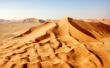 "جوهرة تائهة" في صحراء الربع الخالي.. رحلة سعودي لاكتشاف بحيرة "أم الحيش"