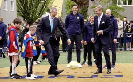 فيديو عفوي طريف لمباراة كرة قدم بين ملكي إسبانيا وهولندا (فيديو)