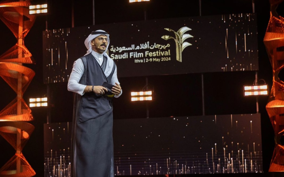 الزي الرسمي السعودي يزين السجادة الحمراء لمهرجان أفلام السعودية