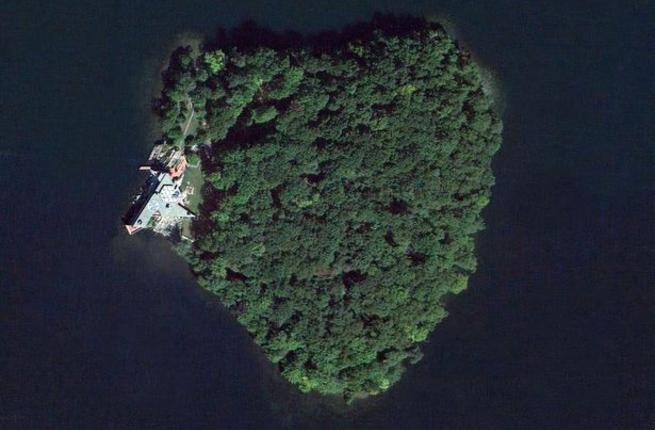بالصور انجلينا جولي تهدي براد بيت جزيرة على شكل قلب الرجل