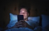 دراسة تربط بين النظر إلى الشاشات قبل النوم وزيادة خطر السمنة عند الأطفال