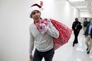 أوباما يرتدي زي «سانتا كلوز» ويقدم الهدايا للمرضى (فيديو)