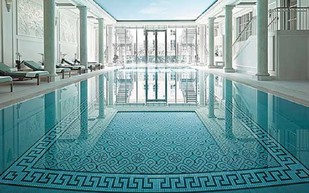 بالصور – أغرب 8 حمامات سباحة في الفنادق حول العالم
