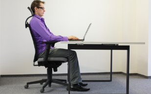 12 نصيحة تحميك من آلام الجلوس الطويل في مكتبك.