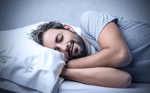 12 نصيحة تساعدك للحصول على «النوم النظيف».. تعرف عليها