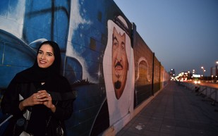 شاهد| كيف جسّد فنانو السعودية ملوكها على أطول جدارية بكورنيش الخبر ؟