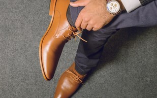 قواعد تنسيق لون الحذاء الكلاسيكي مع البدل الرجالية 