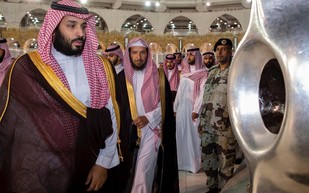 فيديو وصور: ملوك وأمراء السعودية أثناء زيارتهم للمسجد الحرام 
