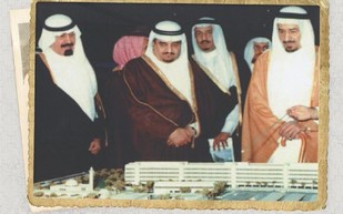 لقطة تاريخية نادرة لـ 4 ملوك للسعودية بينهم الملك سلمان 