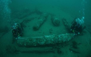 بعد نجاة ملك بريطانيا..  اكتشاف حطام سفينة ملكية بريطانية غرقت قبل 340 عامًا