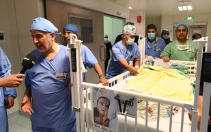 فصل التوأم السيامي العراقي «عمر وعلي» بعد جراحة مُعقدة استغرقت 11 ساعة