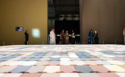 الملكة رانيا تزور «بينالي الفنون الإسلامية» الأول من نوعه عالميًّا