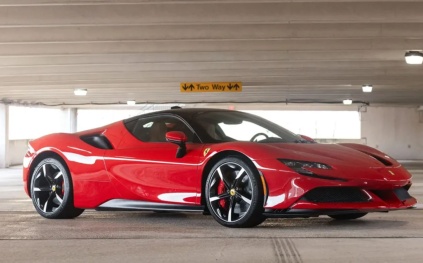 عرض سيارة "Ferrari SF90 Stradale" الفريدة للبيع في مزاد