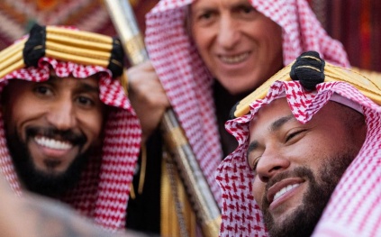 نيمار وبنزيما بالزي السعودي احتفالاً بيوم التأسيس (فيديو)