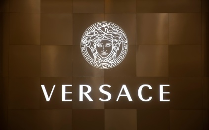 "جياني فيرساتشي".. مؤسس "Versace" الذي ترك إرثًا عظيمًا وقُتل لسبب مجهول