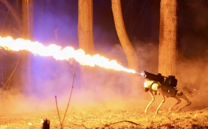 "قادر على إشعال الحرائق".. أول كلب آلي في العالم قاذف للهب