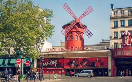 انهيار أذرع "الطاحونة الحمراء" في باريس.. رمز سياحي عريق يواجه تهديدًا