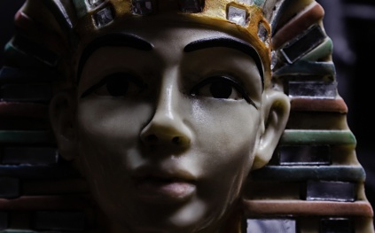 عالم بريطاني يكشف سر لعنة الفراعنة وسبب وفاة 20 شخصًا في مقبرة توت عنخ آمون