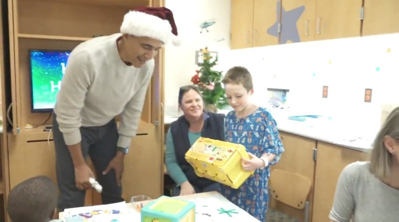 أوباما يرتدي زي «سانتا كلوز» ويقدم الهدايا للمرضى (فيديو)