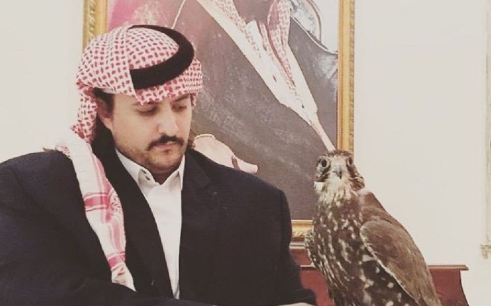 الأمير ناصر بن نواف يحتفل باليوم الوطني في الصحراء (فيديو)