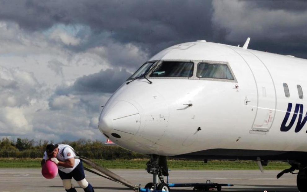  روسي يجر طائرة ويحقق رقمًا قياسيًا جديدًا (فيديو)