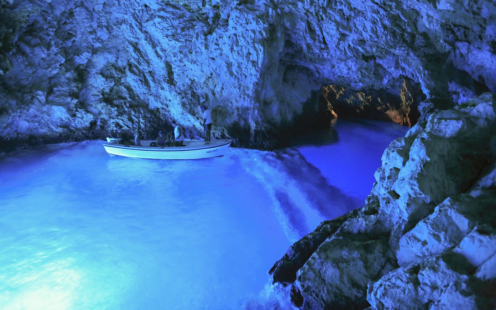 Голубая пещера турция. Голубой грот (Бишево). Бишево Хорватия. Голубой грот Хорватия. Голубая пещера Хорватия.