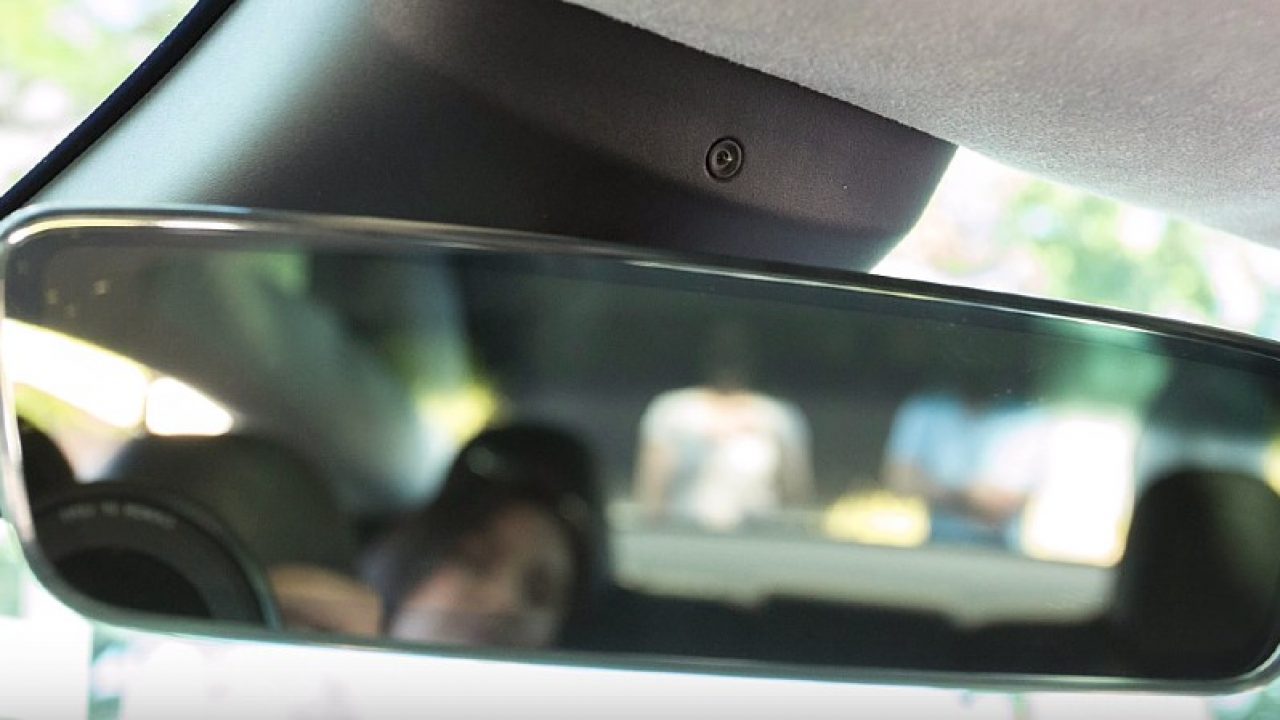 ما سر وجود كاميرا مواجهة للركاب في سيارات تيسلا؟ إيلون ماسك يجيب (فيديو)