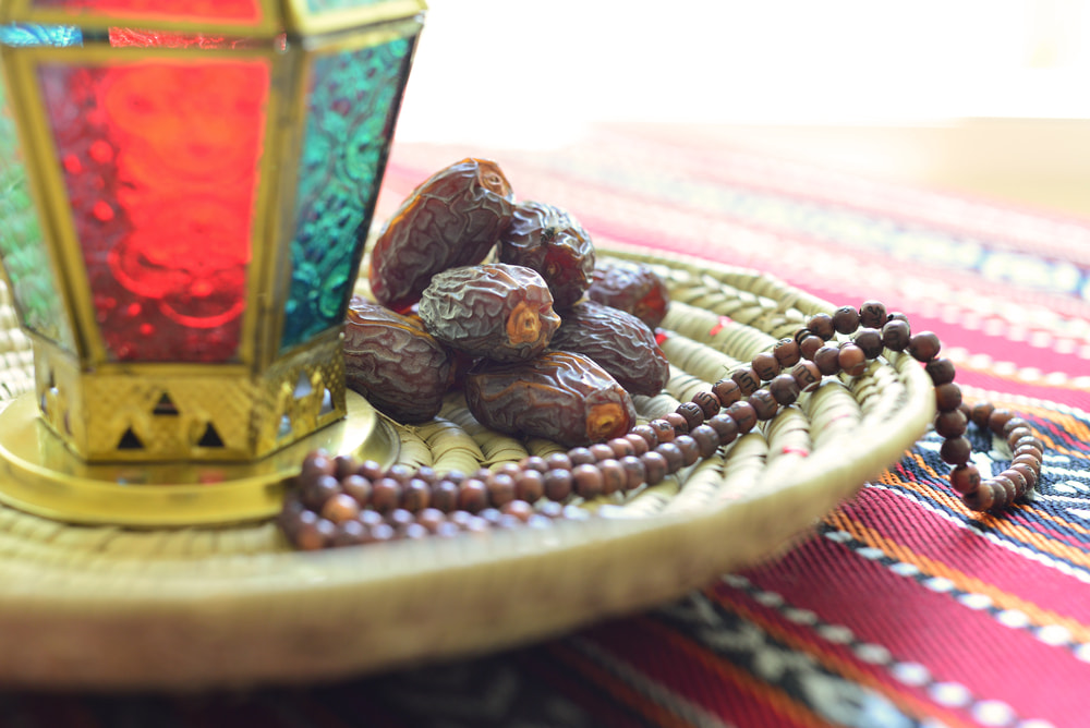 تمر وفانوس رمضان.. تعبيرية عن أحكام المفطرات في رمضان 