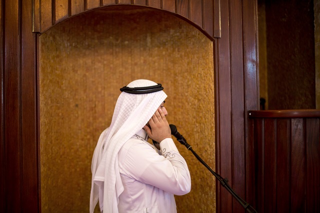 مؤذن يرفع أذان المغرب في السعودية