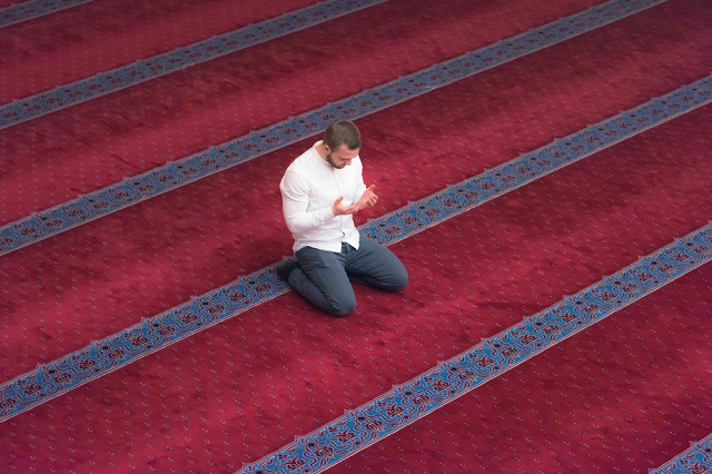 شخص يتضرع إلى الله في المسجد بـ دعاء دخول شهر رمضان 2022