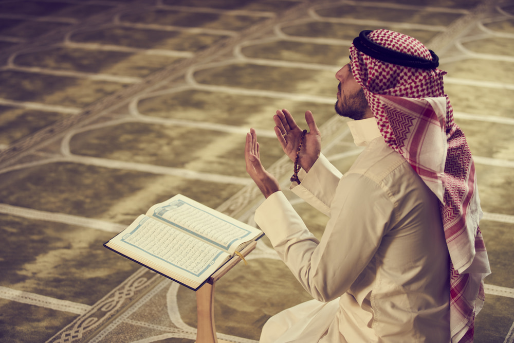 رجل يدعو الله في المسجد تعبيرية عن  ليلة القدر