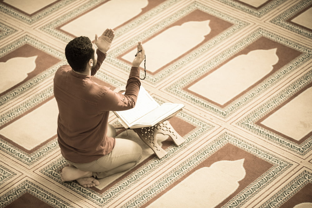 رجل يدعو الله في المسجد تعبيرية عن ليلة القدر
