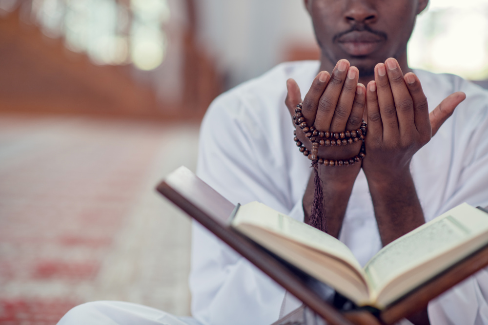 رجل يدعو الله.. تعبيرية عن أفضل الأعمال في العشر الأواخر من رمضان