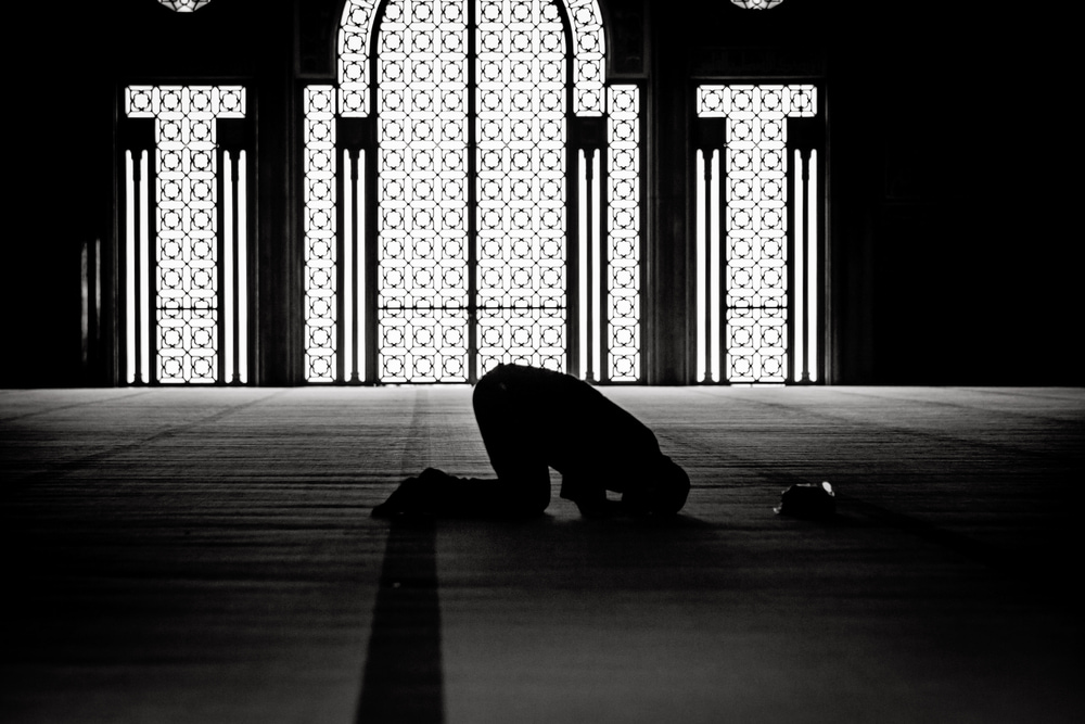 رجل يصلي في المسجد.. تعبيرية عن كم عدد ركعات قيام الليل في العشر الأواخر