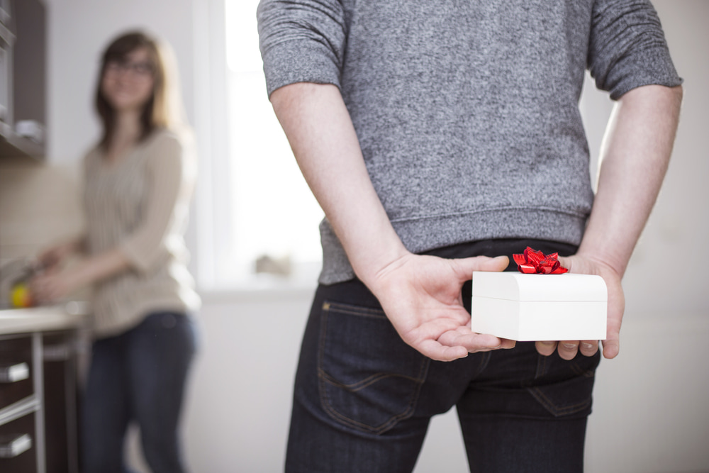 زوج يعطي زوجته هدية.. تعبيرية عن طرق تجديد العلاقة الزوجية 