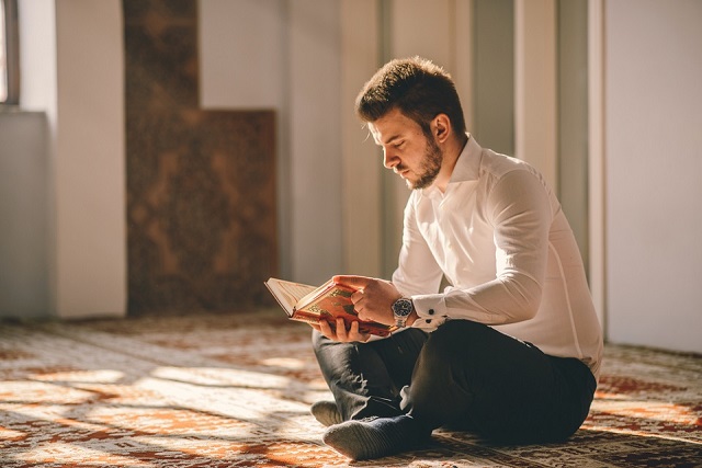 شاب يقرأ القرآن في المسجد ويتقرب إلى الله بـ دعاء دخول شهر رمضان 2022