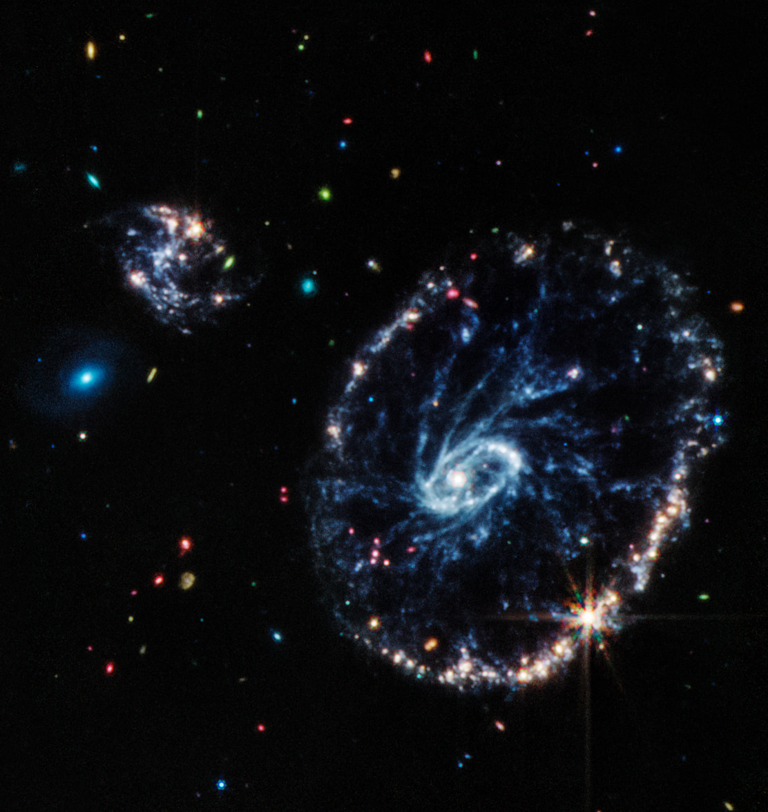 تلسكوب "جيمس ويب" يبهر العالم مرة أخرى بأول صورة لمجرة "عجلة العربة"