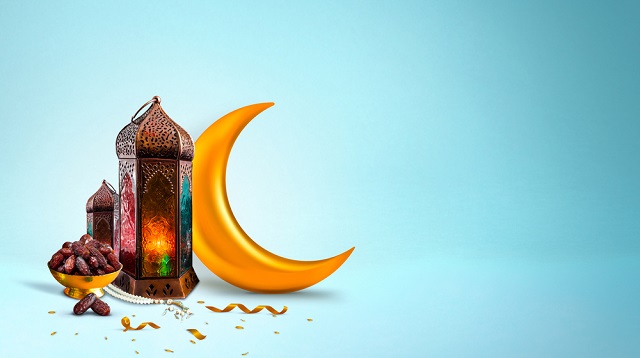 أشكال مختلفة لبعض الفوانيس وتمر وشكل الهلال تعبيرية عن طقوس شهر رمضان الكريم