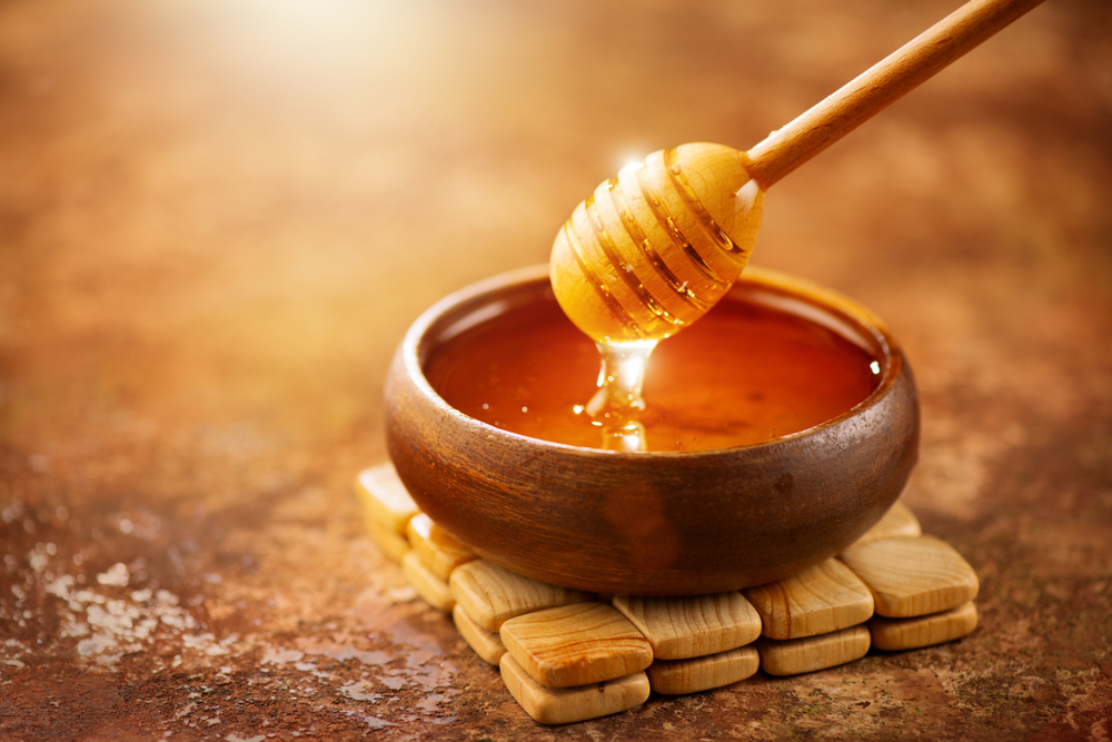 ""يساعد العسل الأبيض على التئام الجروح والحروق