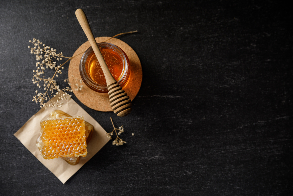 ""العسل الأبيض لذيذ لكنه لا يزال يحتوي على نسبة عالية من السعرات الحرارية والسكر