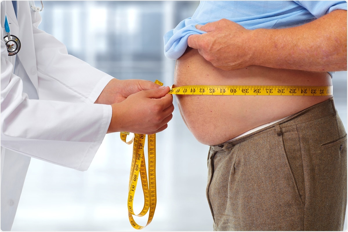 السمنة المفرطة تعبيرية لشخص سمين يستشير الطبيب