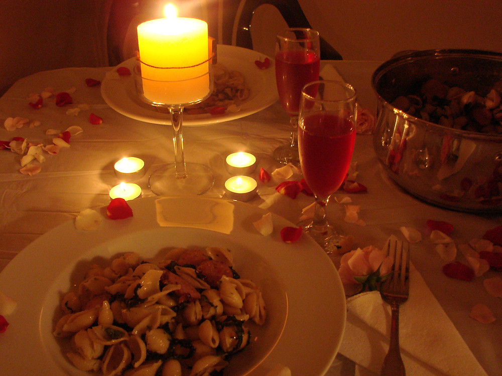 عشاء رومانسي - تعبيرية عن أفكار هدايا رومانسية للزوجة