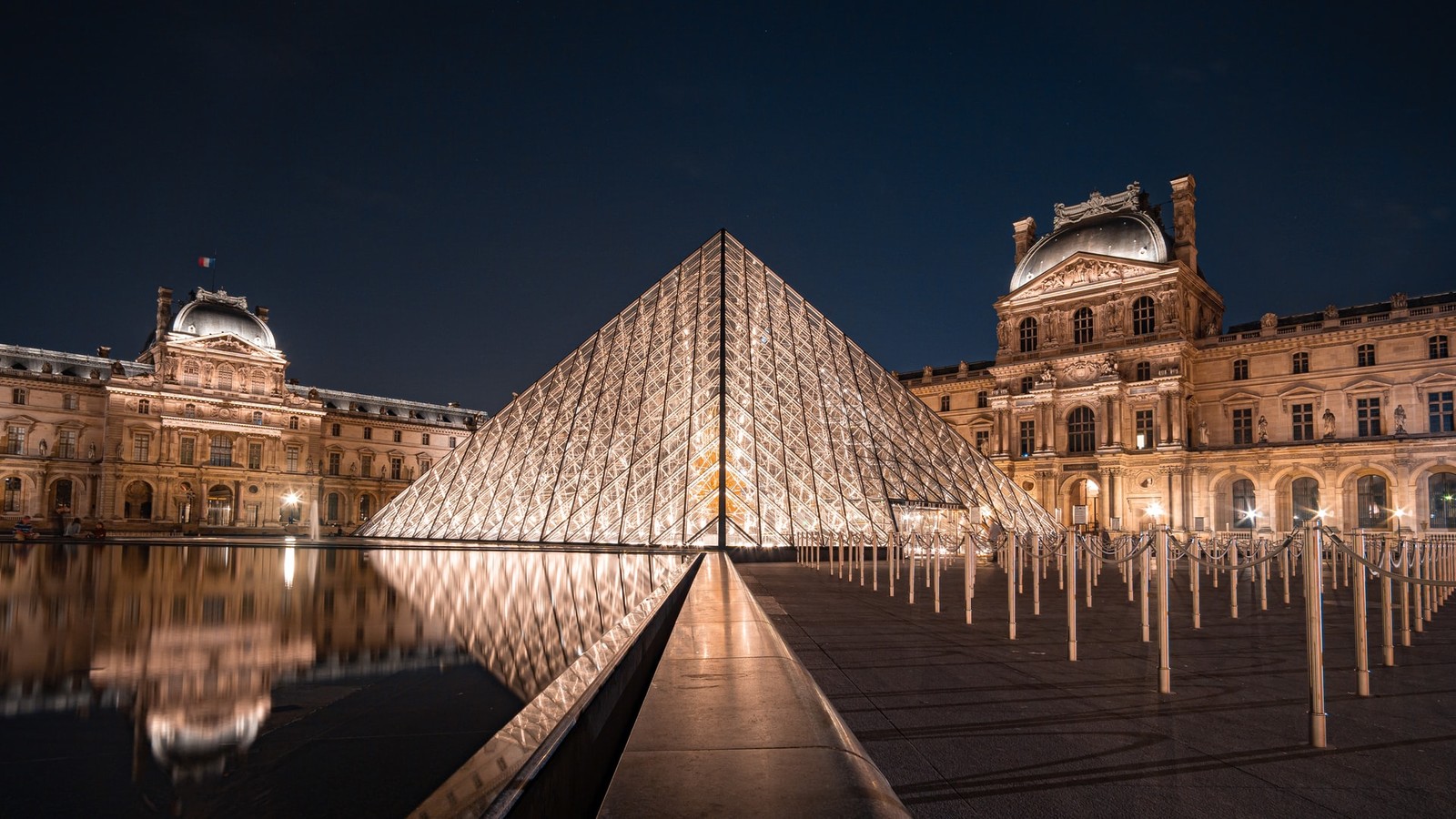 متحف اللوفر من أبرز معالم السياحة في باريس