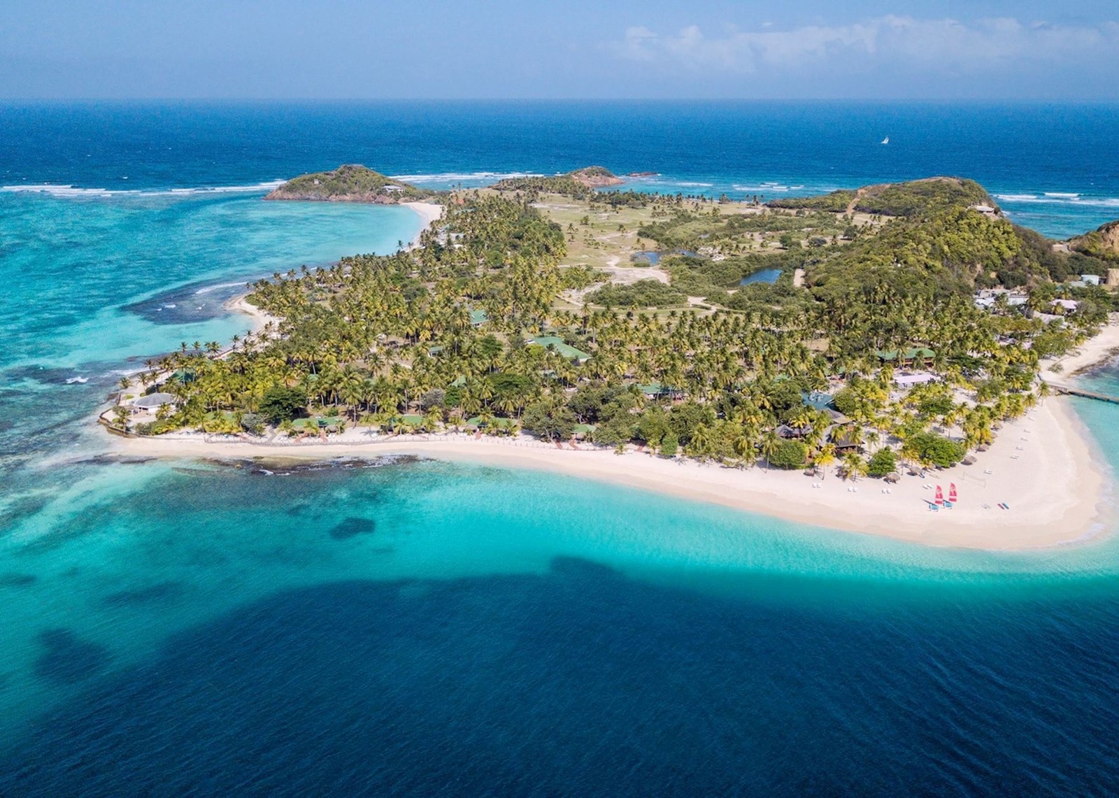شواطئ متفردة في الكاريبي 7992671-ariel-view-palm-island-resort--spa-palm-island