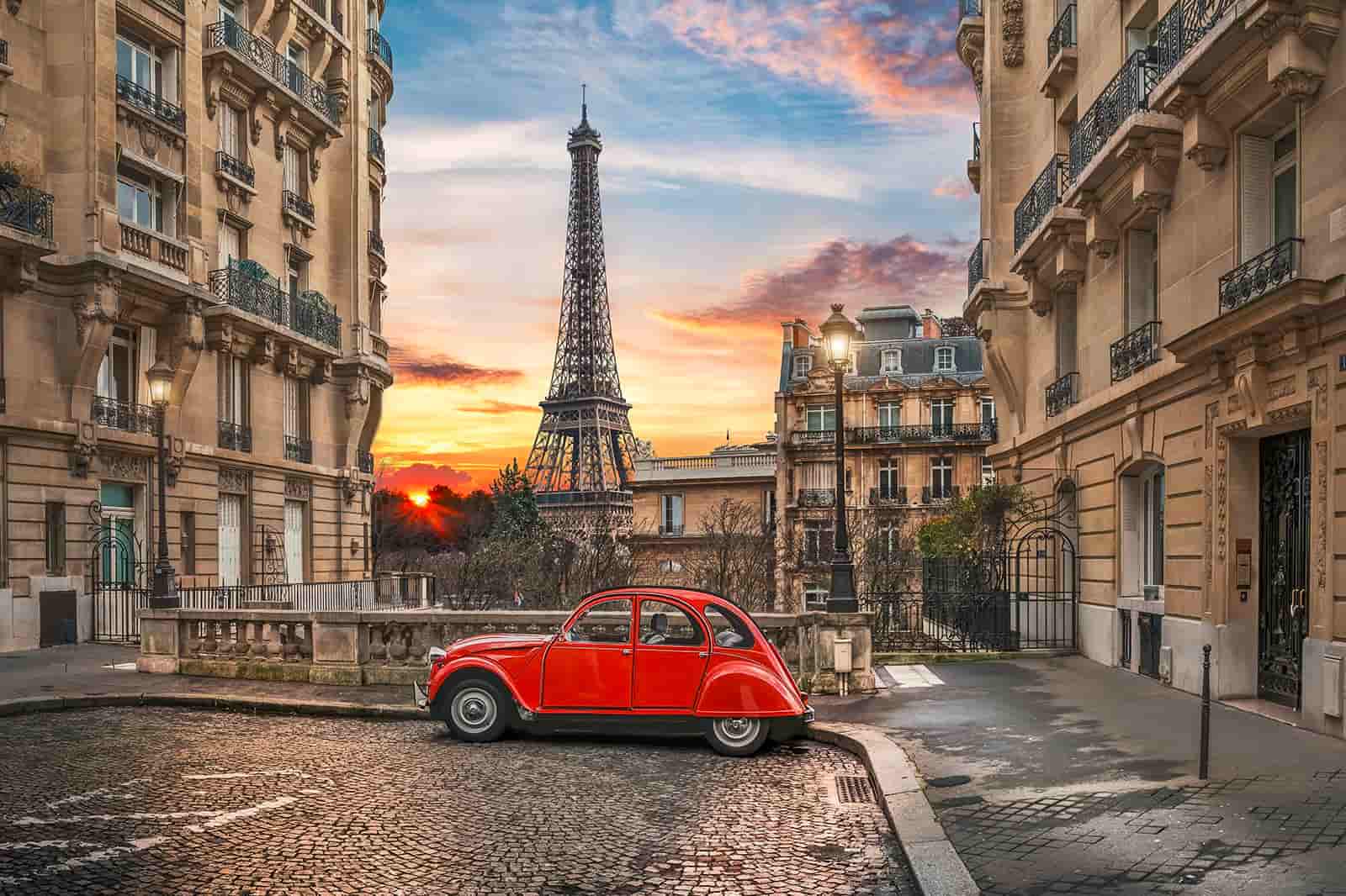 برج ايفل في باريس من أشهر المعالم السياحية في فرنسا