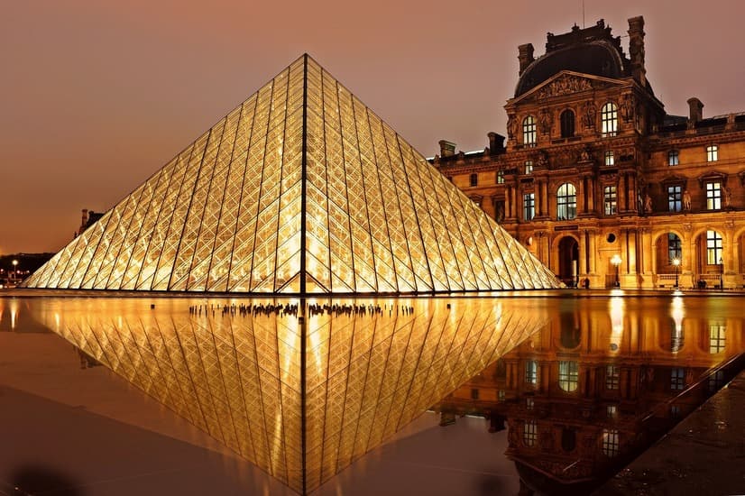 متحف اللوفر في باريس من أشهر المعالم السياحية في فرنسا 2022