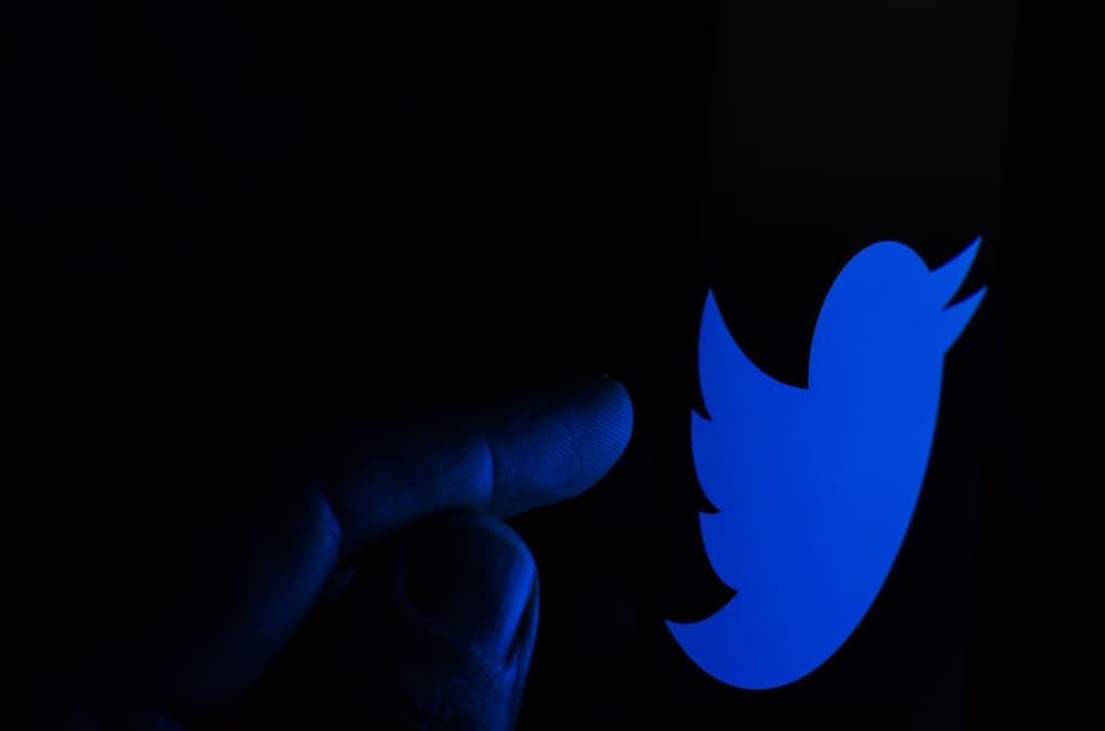 شعار منصة تويتر تعبيريه عن ايلون ماسك يضع النقاط على الحروف، يستحوذ على شركة تويتر بصفقة بلغت 44 مليار دولار 