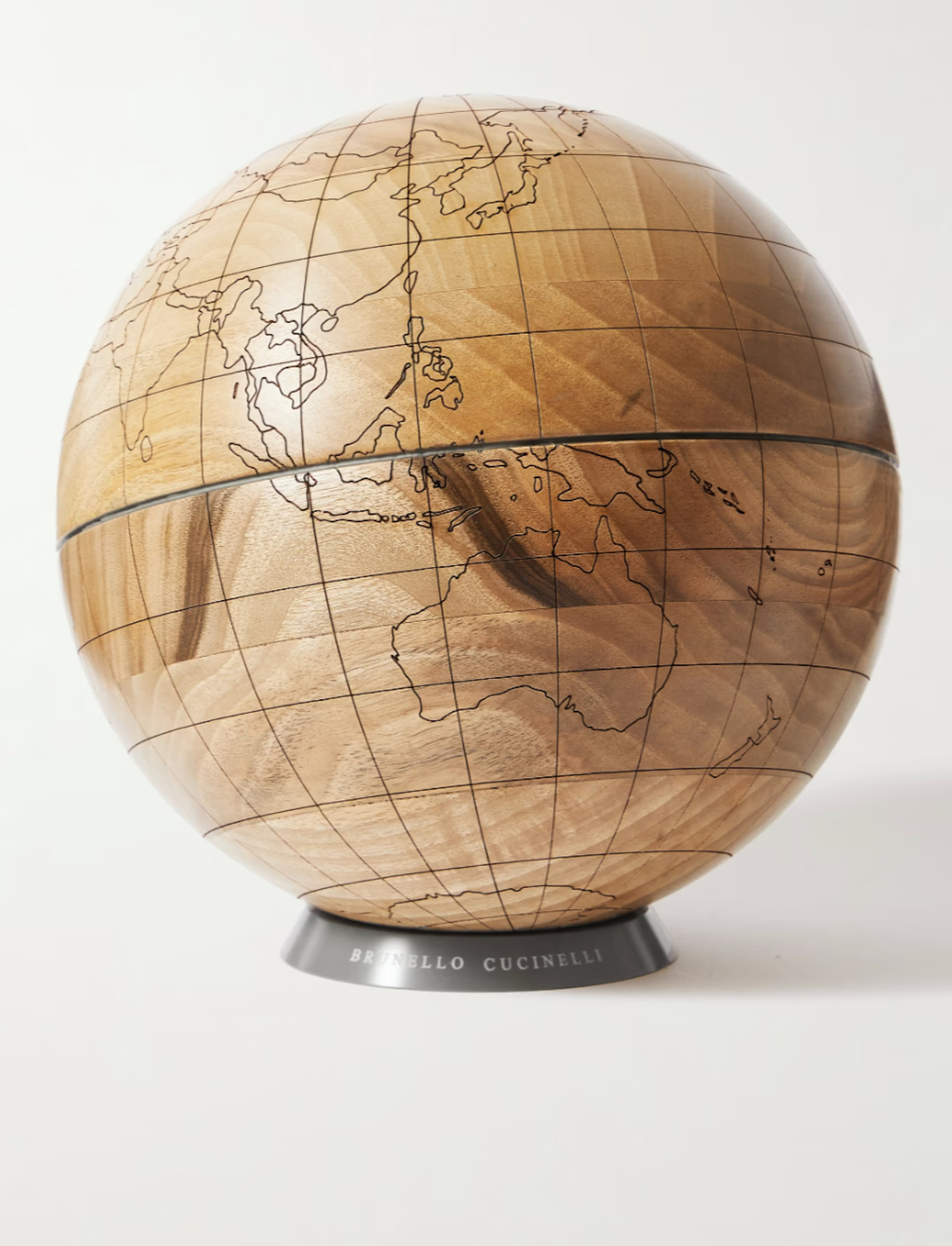 مجسم الكرة الأرضية Brunello Cucinelli من أفضل اكسسوارات المكاتب