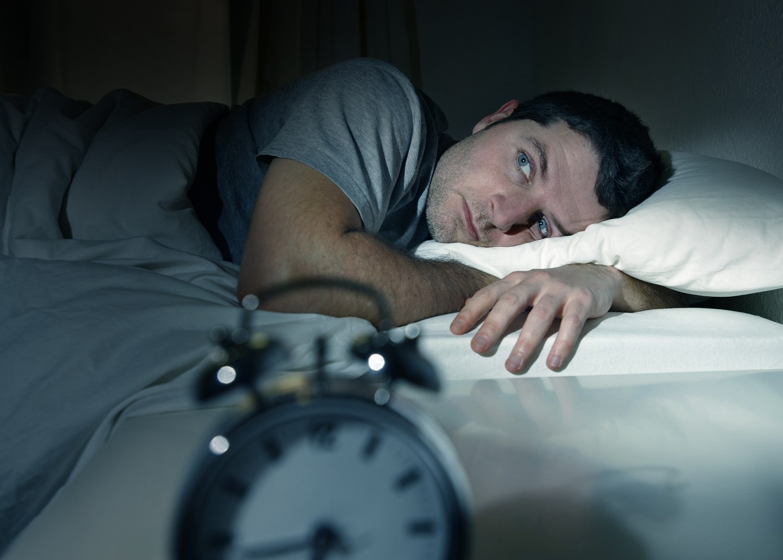 رجل يعاني الأرق صورة تعبيرية عن اضطرابات النوم من أعراض هبوط السكر 